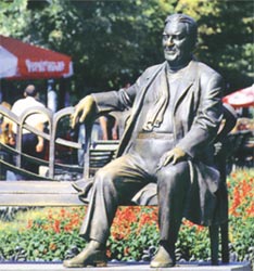 Памятник Утесову на Дерибасовской